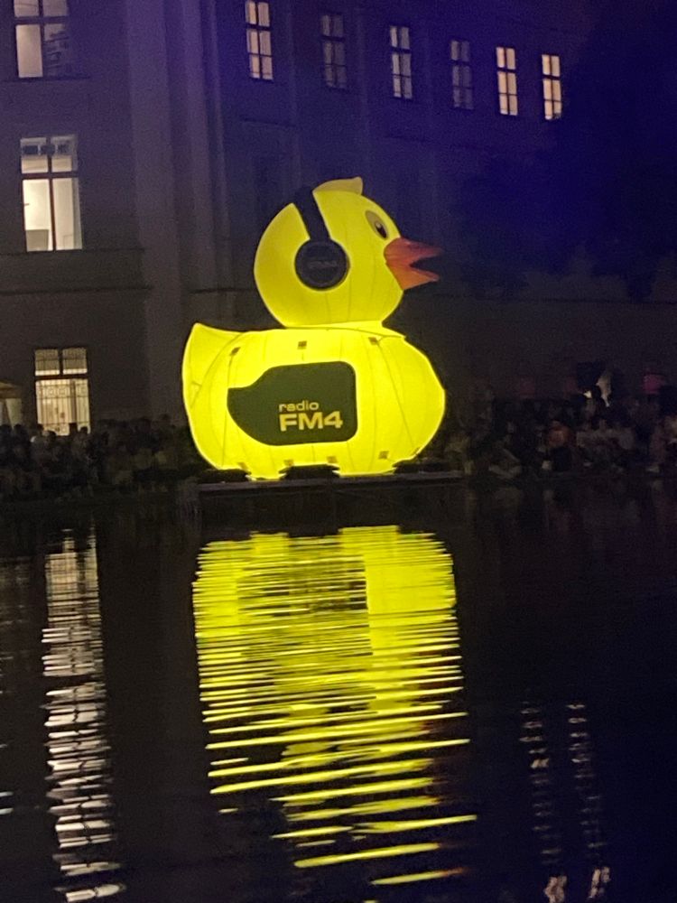 FM4 Ente mit Kopfhörern
