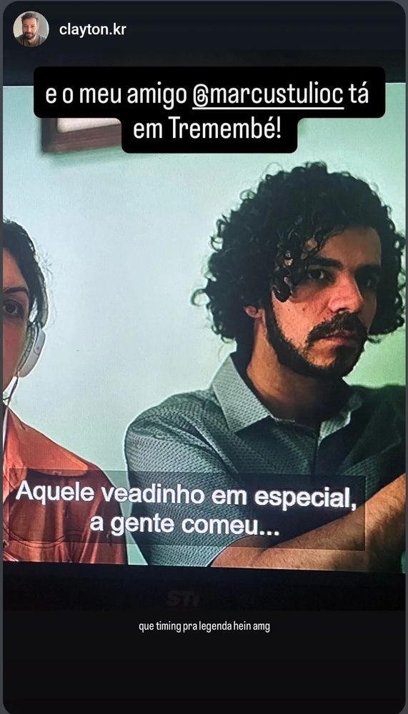 Print de uma cena em Tremembé em que estou como câmera junto com a atriz Nanda Brandão e uma legenda da fala da atriz Carol Garcia no momento "Aquele veadinho em especial, a gente comeu"