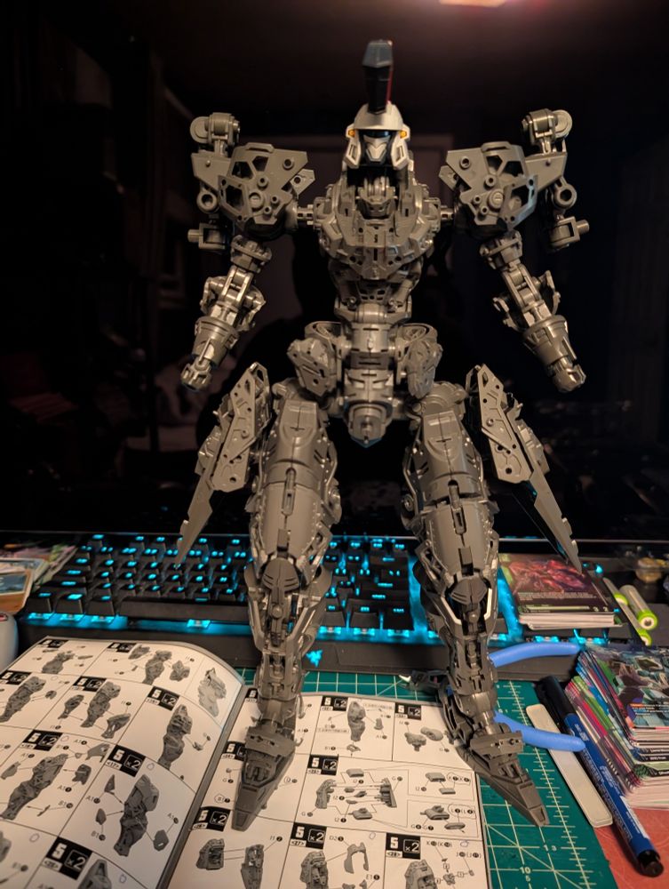 Inner frame of the Monument Repair Type model kit which totally isn't a legally distinct Tallgeese.