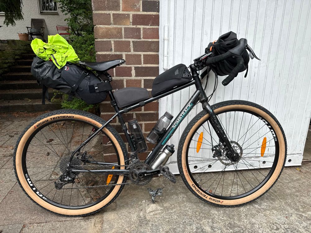Gravelbike mit Taschen. 