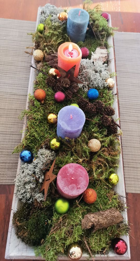 Länglicher Advents "Kranz" mir erster, brennender Kerze