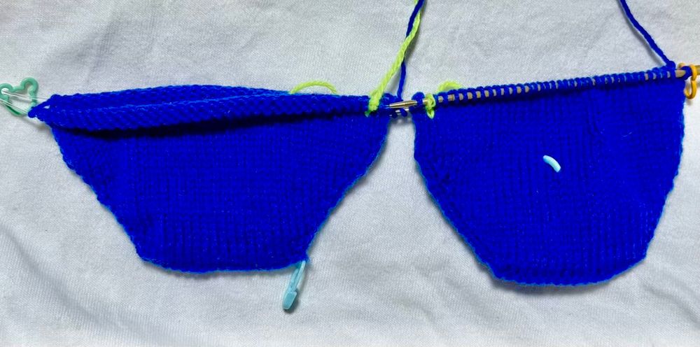 つま先から編む靴下を２つ同時に編みすすめて7cmぐらいになったところ