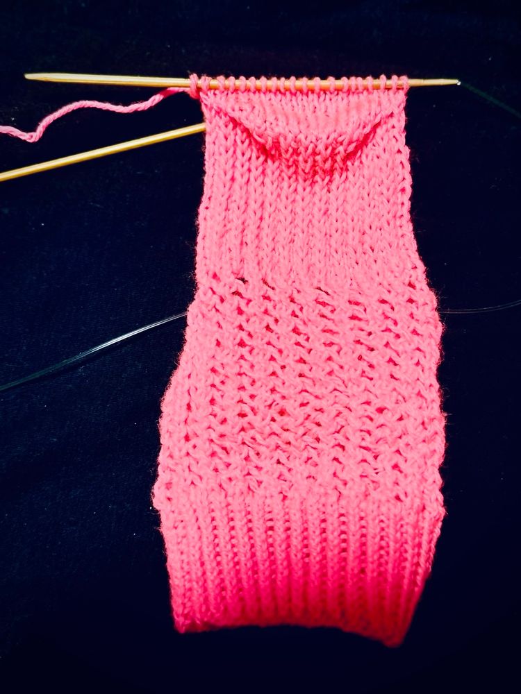 履き口から始めてかかとの途中まで編んだ靴下。