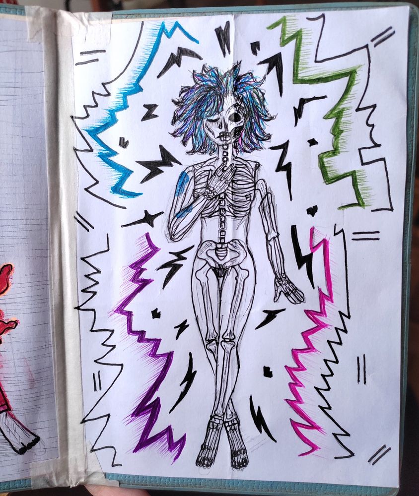 arte de corpo todo de uma personagem branca de cabelos azuis (representação de Jinx de Arcane) com metade do seu rosto sendo seu crânio. seu corpo é como um raio-x, expondo seus ossos ao mesmo tempo que sua pele. leve nudez. rajadas nas cores azul, verde, roxo e rosa se sobressaem no fundo branco.