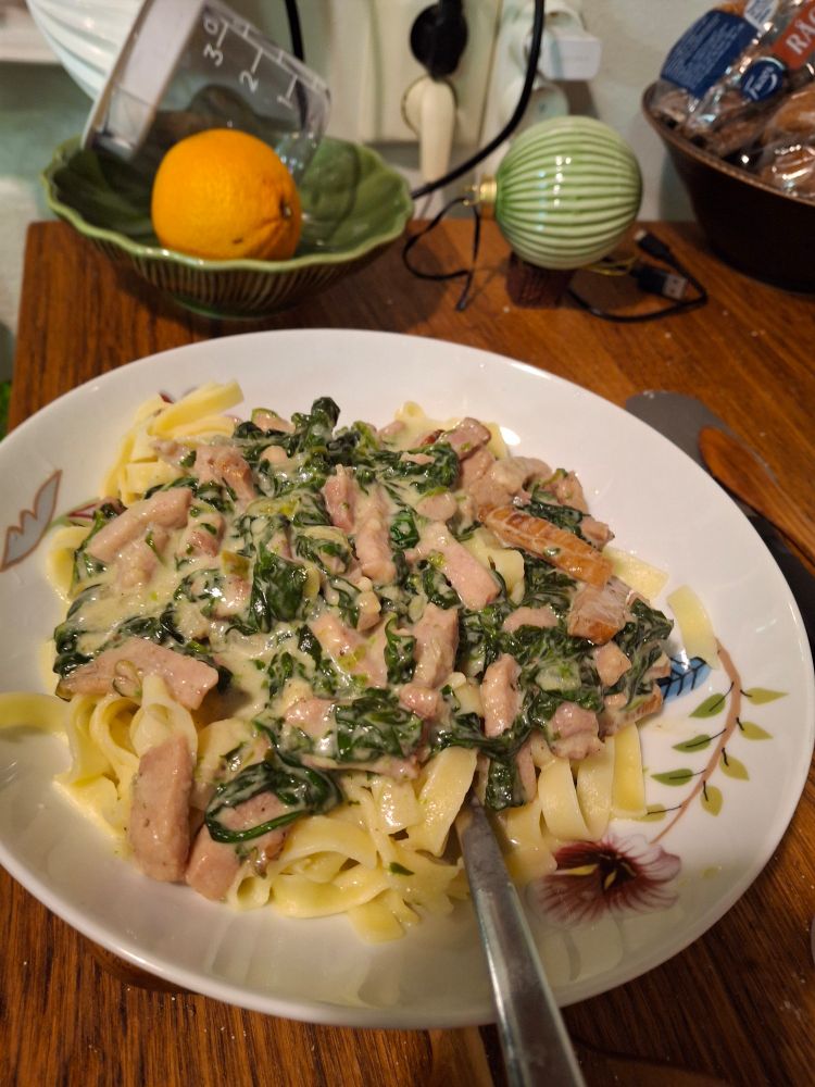 Foto på slafs i en pastatallrik med blommor på