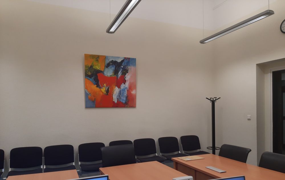 Ein leerer Sitzungssaal