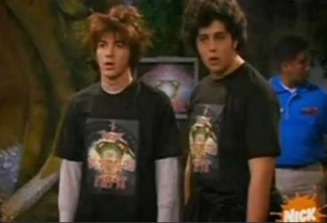 Meme / Imagen de Drake and Josh, saliendo de un concierto, cabello revuelto, cara asombrada. 
