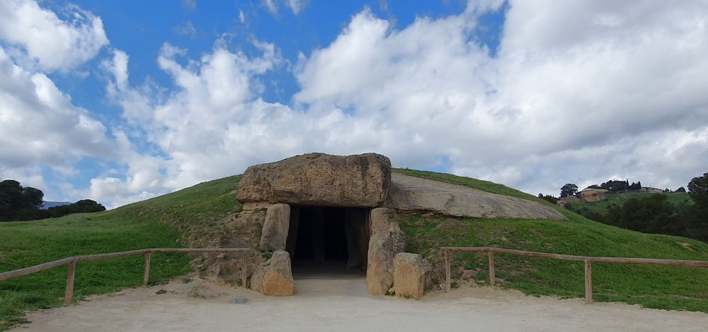 großer Hügel mit von großen Megalithen gebildetem Eingang