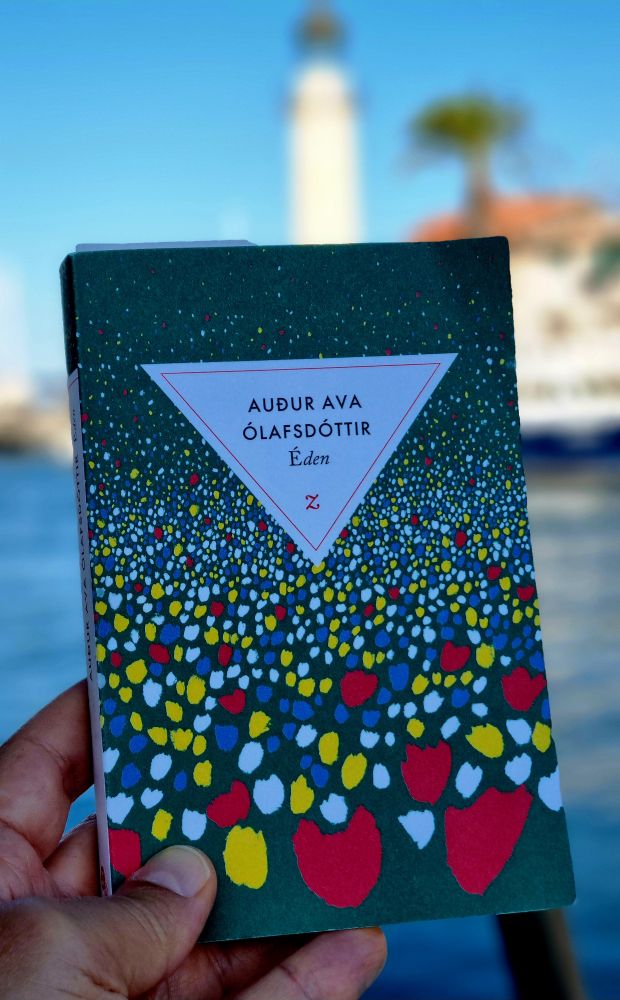 Couverture du livre Éden de Auður Ava Ólafsdótti.
Chez Zulma.
Triangle blanc pointant vers le bas avec le nom de l'autrice et le titre.
Tâches multicouleurs de plus en plus grosses vers le bas.