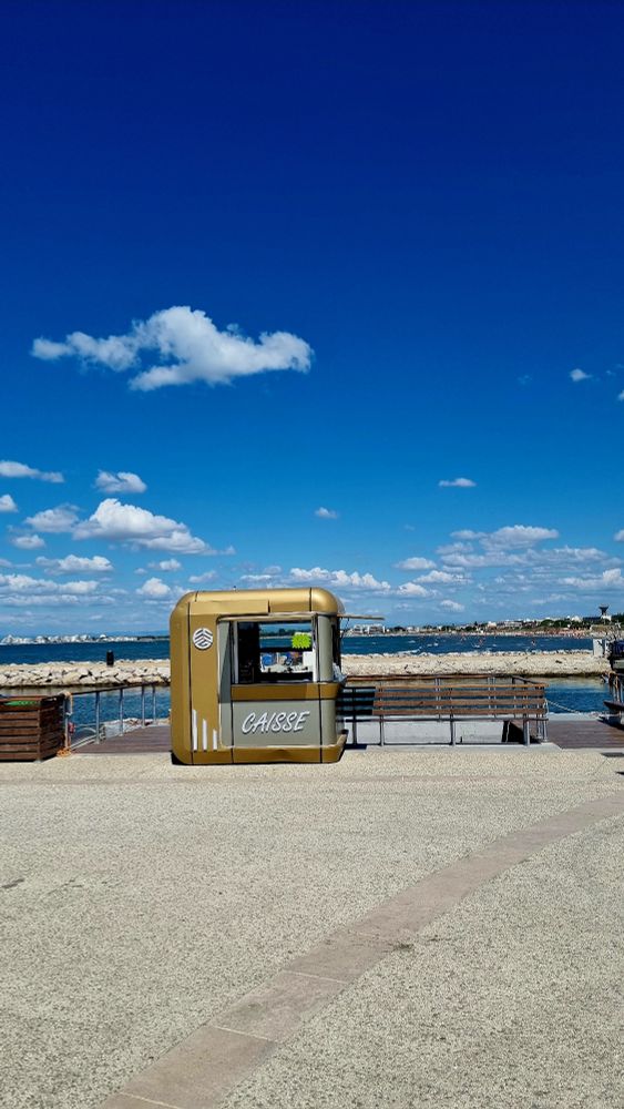 Cabine de vente de tickets pour promenade en bateaux. Ciel bleu. Un nuage pour Sidonie.