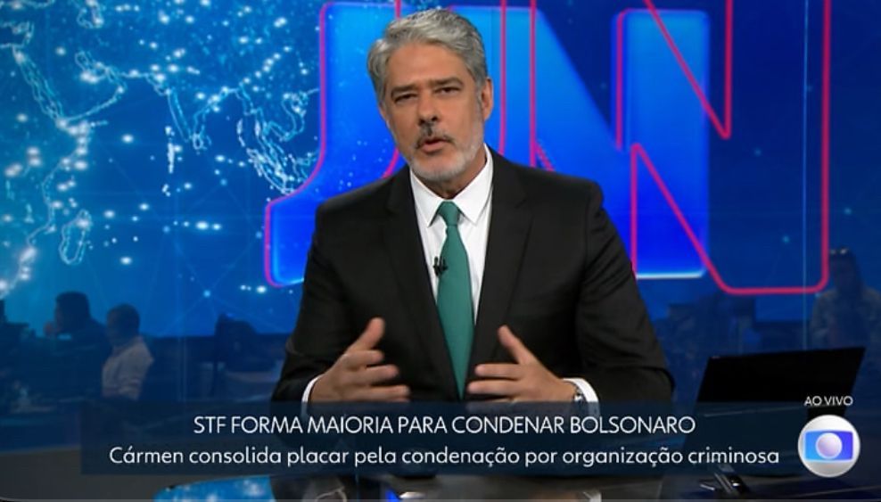 imagem do william bonner no jornal nacional ao vivo na globo "STF FORMA MAIORIA PARA CONDENAR BOLSONARO - Cármen consolida placar pela condenação por organização criminosa"