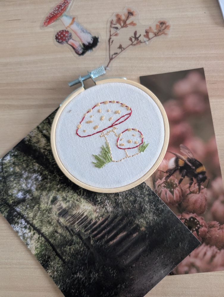 Broderie champi, une carte postale avec un escalier en forêt, et un marque page avec un bourdon 