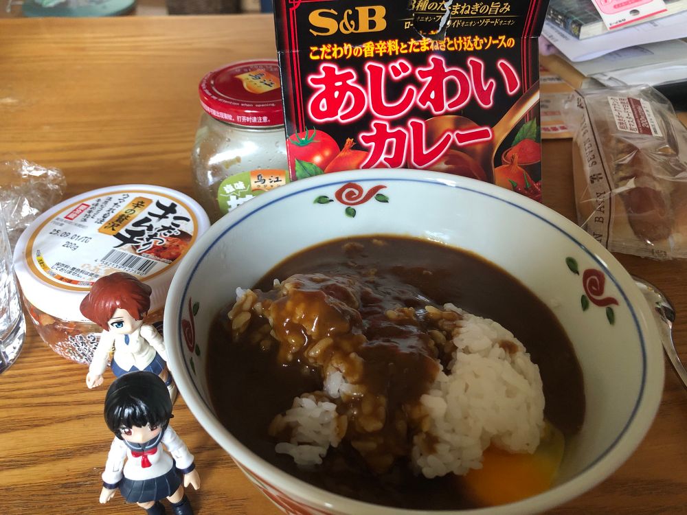 今朝もカレー！と言ってもレトルト&冷や飯だが。足りない分はキムチとザーサイでごまかす😺
