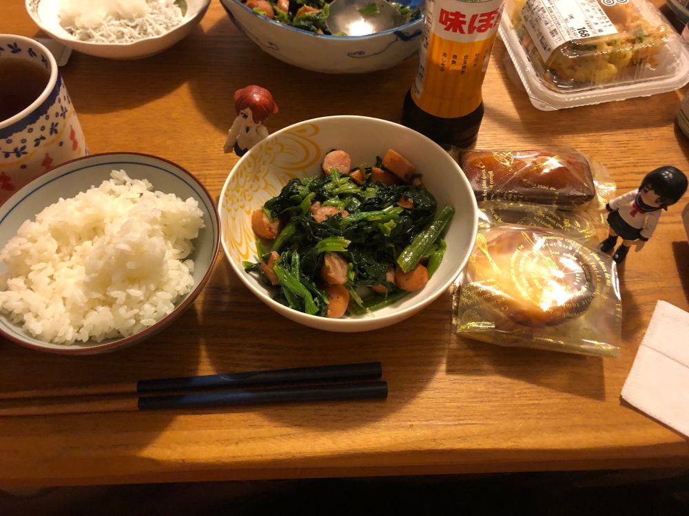 昨夜はほうれん草とウィンナーの炒め物。
食後に洋菓子くぼ田さんのエッグタルトとフィナンシェ頂く😸