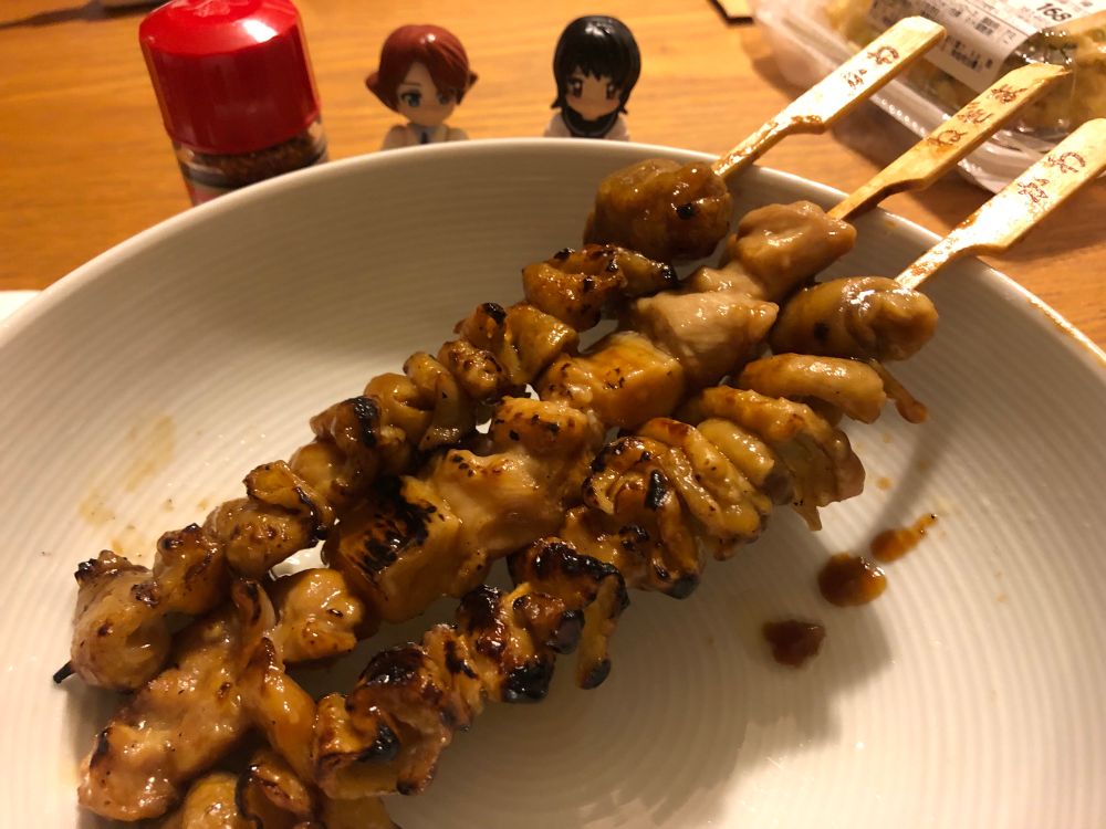 食前は、前夜にスシローで腹一杯になり過ぎて買ってもらったが食い切れなかった焼き鳥で一杯🍻😸