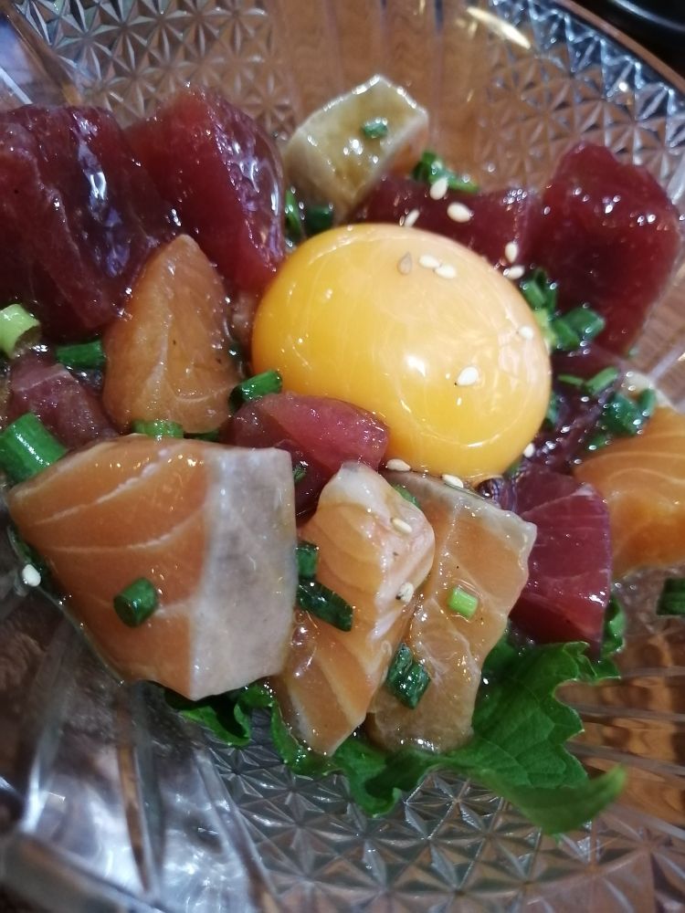 海鮮ユッケ。マグロ赤身がちゃんと味が濃い。なのでサーモンの脂と合わさりいい感じでした。