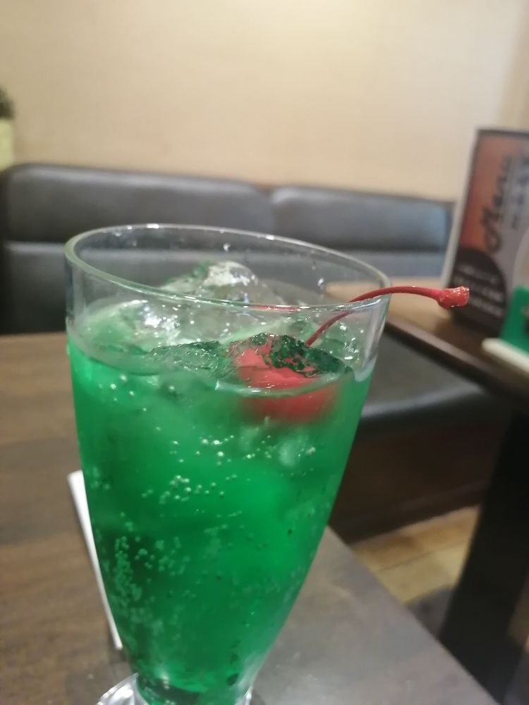 2軒目。メロンソーダ。さくらんぼの色とのコントラストよ！