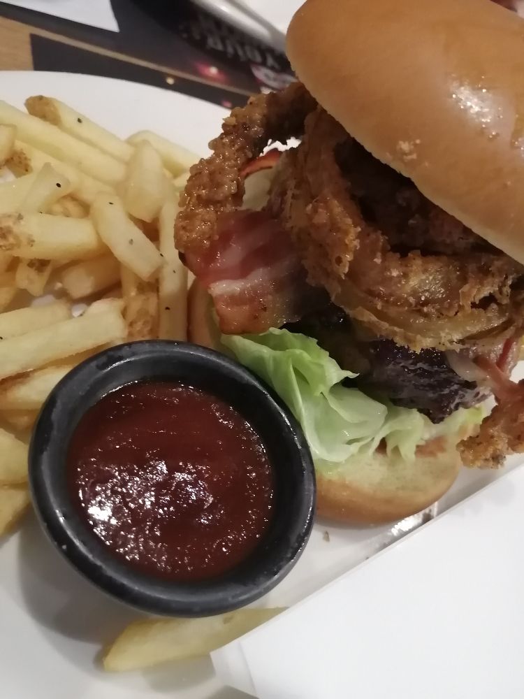 アメリカンなテリヤキソースのバーガー。ビーフonlyパテ200gにベーコンとオニオンリング等が挟まれています。言わずもがなボリューミー。