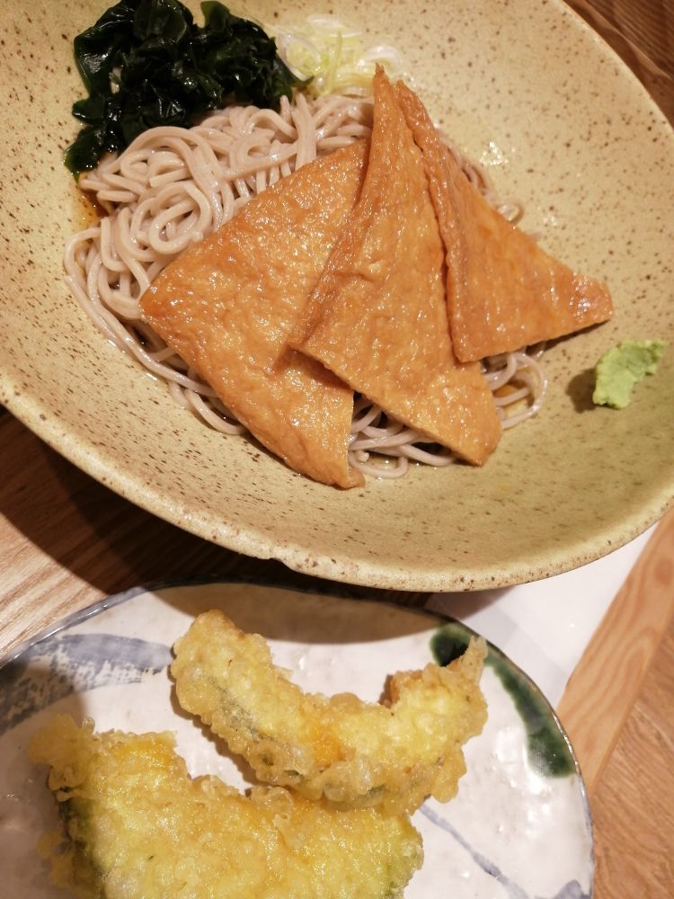 何枚か演出の写真を取ったけど写り込みが酷かったので、代わりにおひるで頂いたお蕎麦をどうぞ←