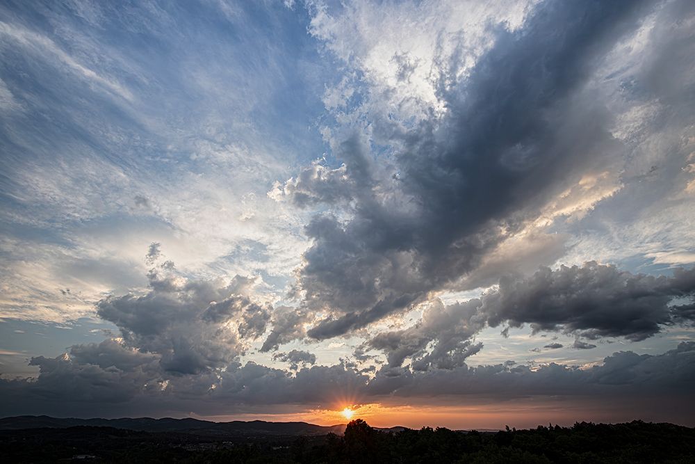 Lever de soleil nuageux, horizon bas .