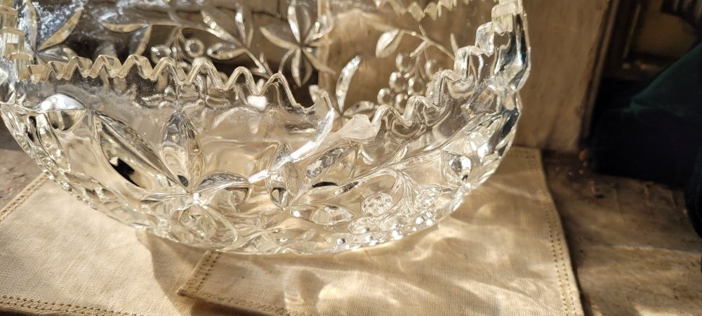 Highlighting the crack in the bowl.