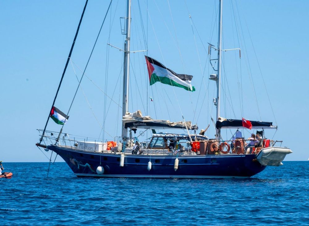 Thunbergs Schiff, beflaggt mit jeder Menge Palästina Flaggen 