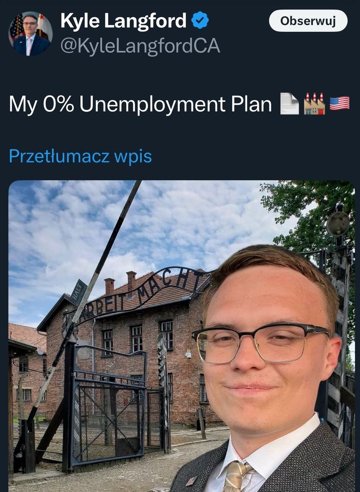 Tweet von Kayle Langford
My O%unemployment Plan
Darunter ein Bild von ihm, grinsend vor Tor des Vernichtungslager Auschwitz 