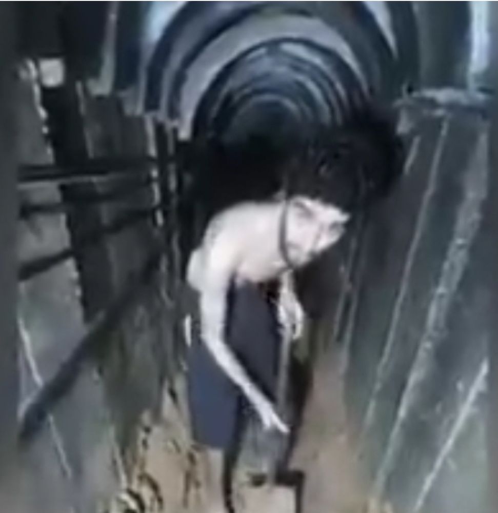 Bild eines völlig abgemagerten Mannes mit Schaufel in einem winzigen Hamas Tunnel. 