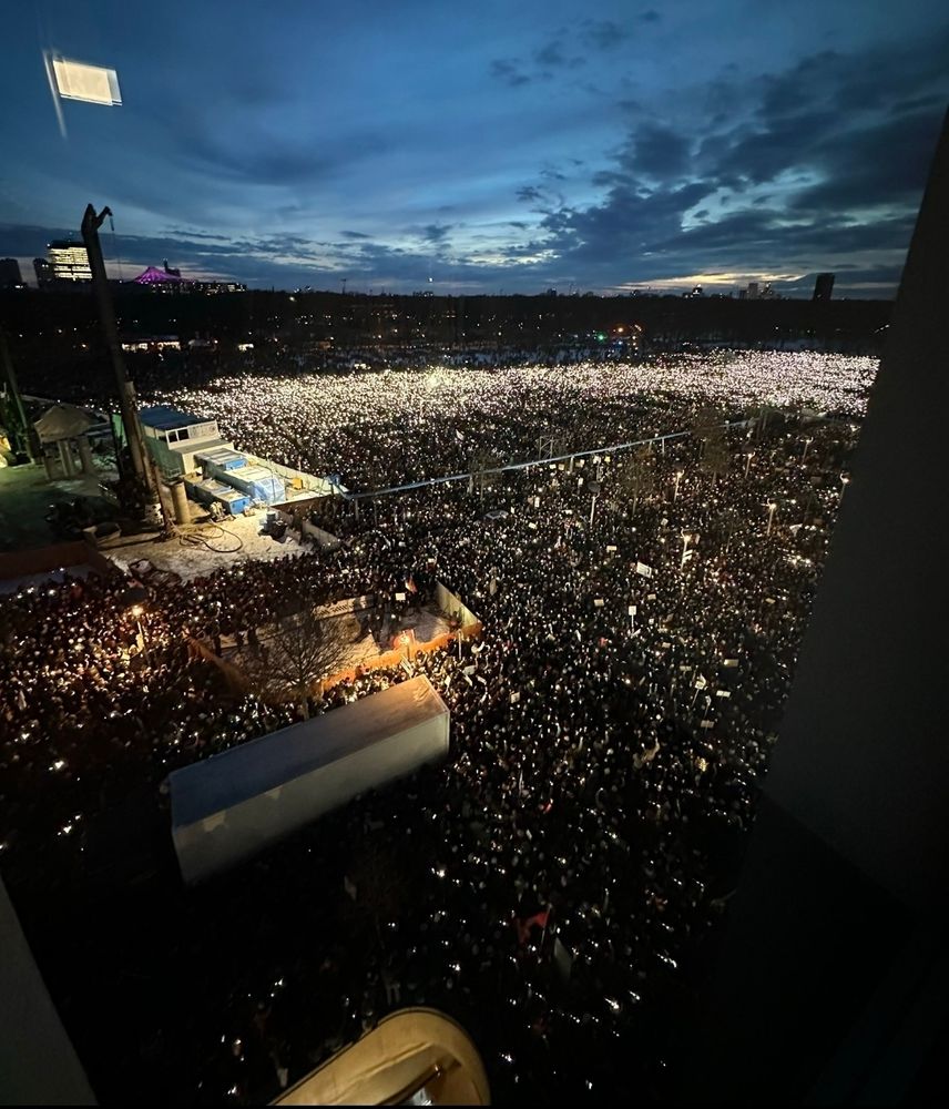Riesige Menschenmenge auf dem Platz der Republik vor dem Reichstag.