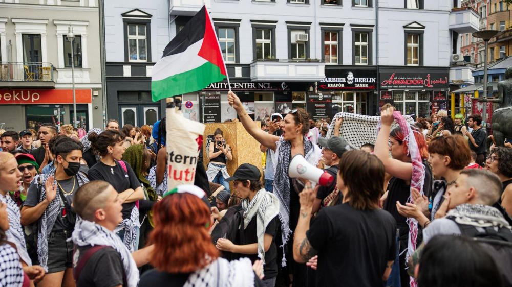 Staatsschutz ermittelt: Journalist nach Dyke* March in Berlin mit Messer bedroht