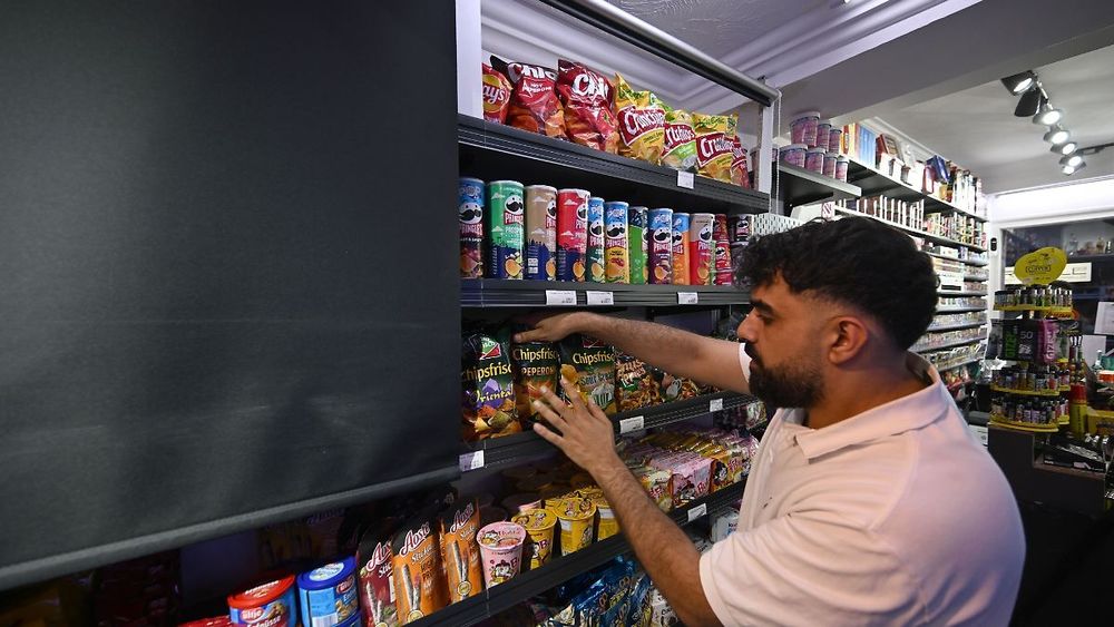 Fünf Kioskbesitzer müssen in München ab 20 Uhr ihre Chipspackungen abdecken. Zwei Stunden später darf auch kein Bier mehr verkauft werden. Für die Betroffenen bedeutet das große Verluste.