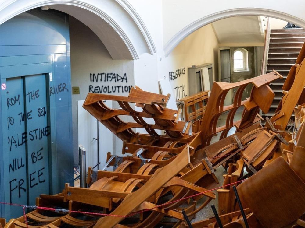 Es folgen vier Bilder eines zerstörten Hörsaals und unzählige antisemitische Schriftzüge 