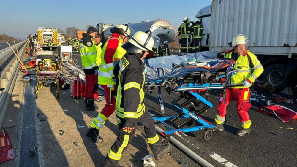 Rückstau nach Bauernprotesten: Lkw-Fahrer stirbt bei Auffahrunfall auf A66