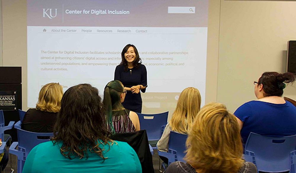 Professor Hyunjin Seo gives a presentation.