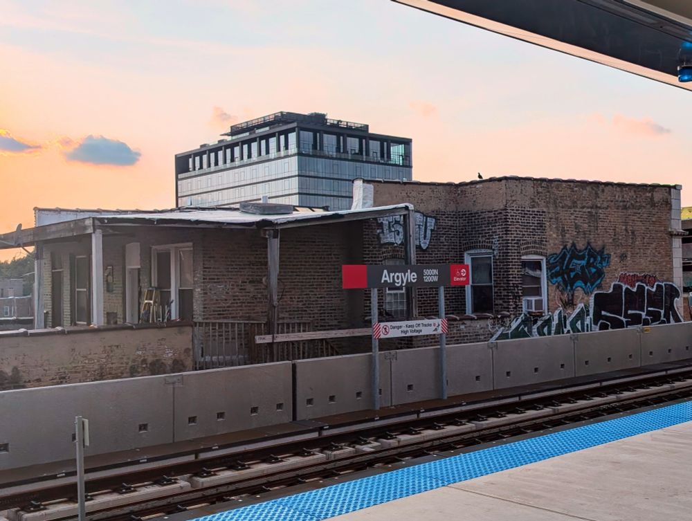 the El stop at argyle and the back of buildings in Chicago