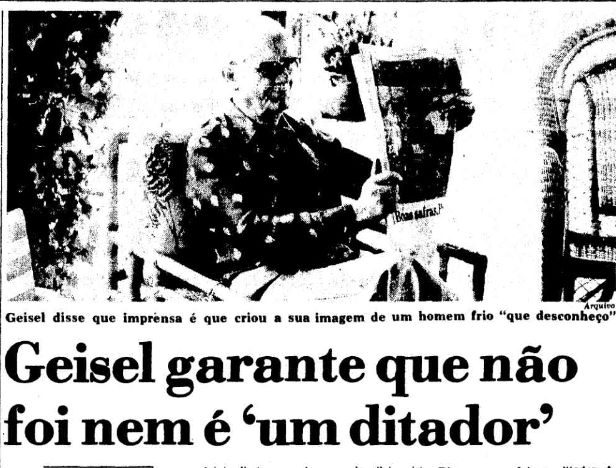 Foto do Ernesto Geilsel segurando um jornal e título de manchete segue:
Geisel garante que não foi nem é 'um ditador'
Geisel disse que imprensa é que criou a sua imagem de um homem frio "que desconheço"