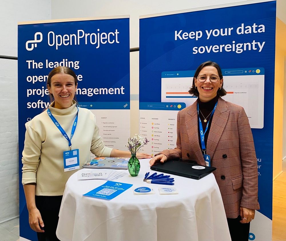 Rosanna and Kristin are welcoming you at our booth