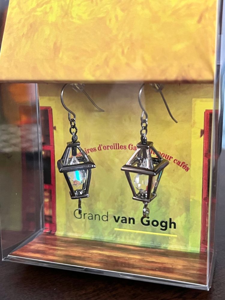 大ゴッホ展の、カフェテラスのガス灯ピアスの写真