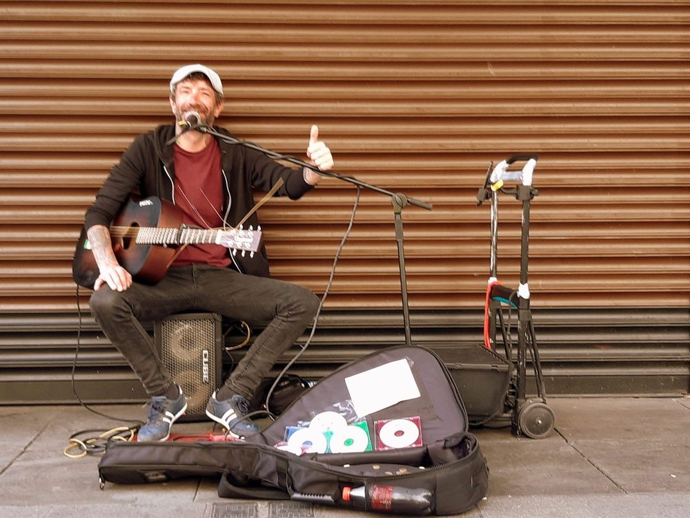Musicien de rue levant le pouce