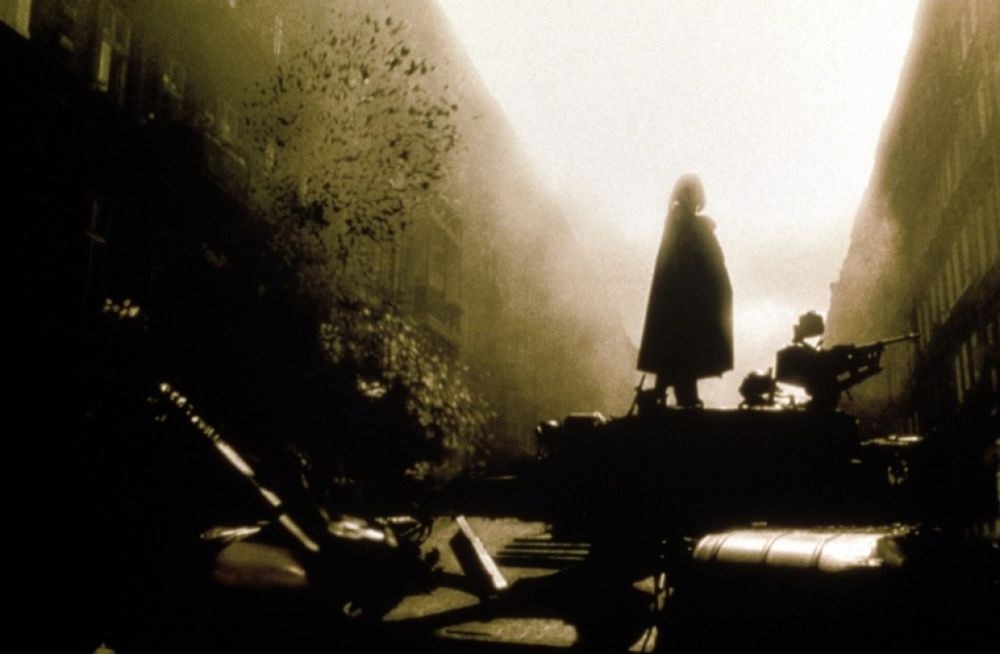 C'est une image sépia tirée du film : une silhouette fantomatique se détache au sommet d'un char d'assaut dans les rues d'une ville.
