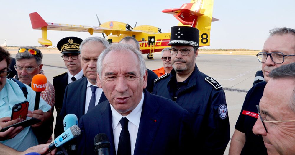 Alors que la France vient de subir un des feux les plus importants depuis l’après-guerre et essuie déjà une deuxième canicule, François Bayrou et ses ministres persistent dans la procrastination climatique. Une inaction mortifère qui démontre à quel point les canicules sont des catastrophes socialement organisées.