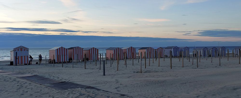 Cabanes de plage en bord de plage à La Panne, au crépuscule