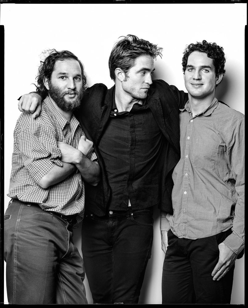 왼쪽 조쉬, 가운데 기억 안 나는 사람, 오른쪽 베니

https://www.vulture.com/2017/08/robert-pattinson-sadfie-brothers-good-time.html