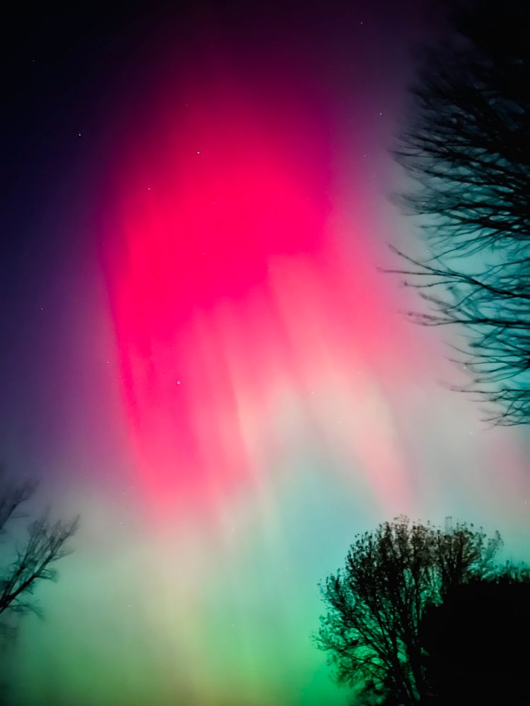 Greens, reds and so many other flavors streaking through the night sky.