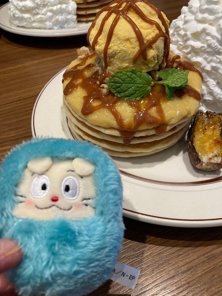 お芋のパンケーキと忍犬ヘムヘム(たぴの姿)