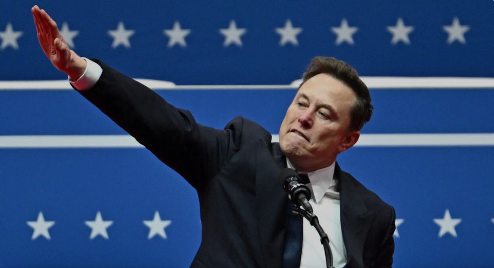 Elon Musk giving the Nazi salute at an Inaugural event