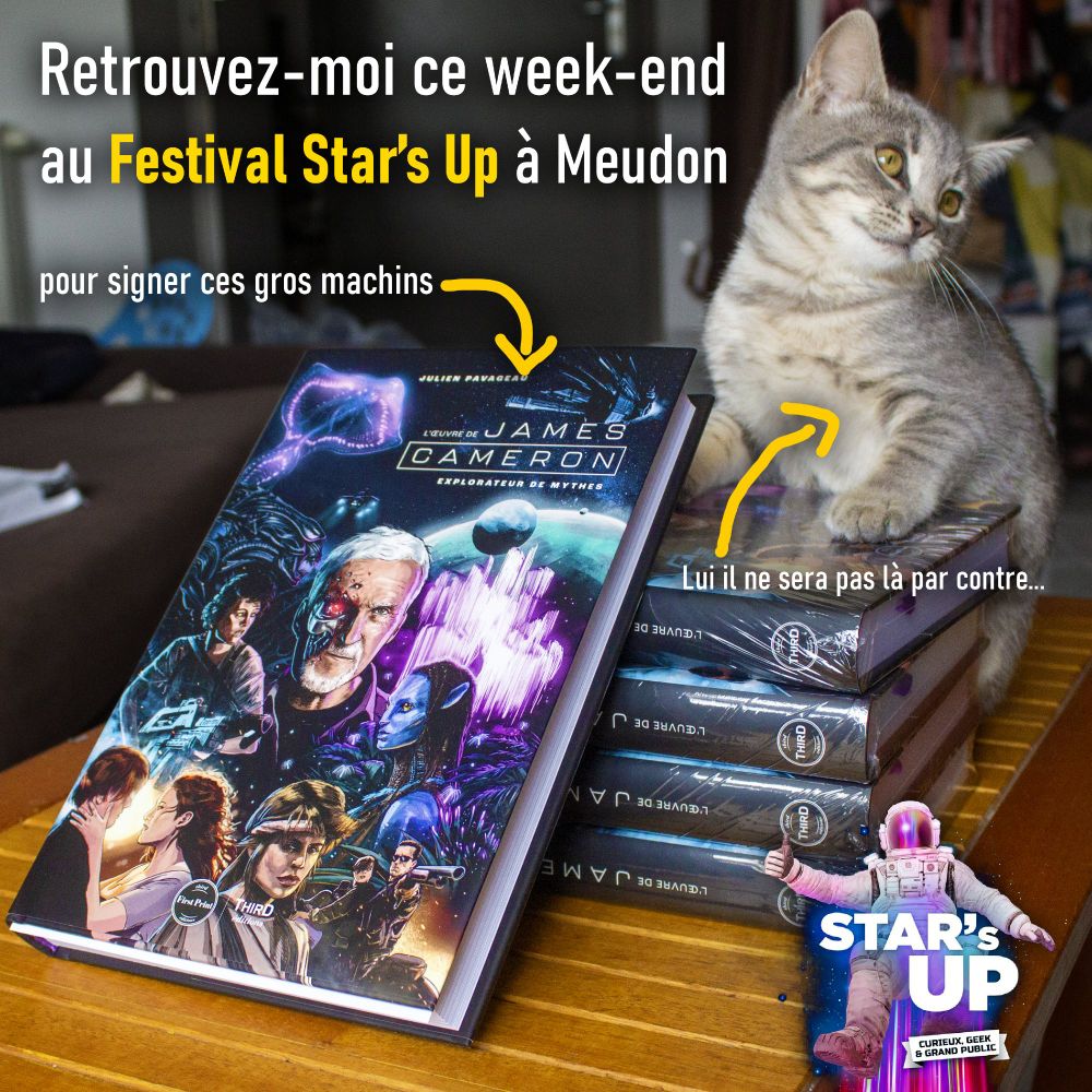 Mes cinq exemplaires de mon livre "James Cameron explorateur de mythes" posés sur une table, avec l'un d'entre eux mis en avant pour que l'on voit la couverture. Sur les quatre autres exemplaires empilés, se tient un tout jeune chaton beaucoup trop mignon pour son propre bien qui n'a pas pu s'empêcher de venir renifler ces drôles de machins. Sur l'image, on peut lire ces textes : "Retrouvez-moi ce week-end au Festival Star’s Up à Meudon pour signer ces gros machins" suivi d'une petite flèche en direction des bouquins, puis sous une autre flèche pointant vers le chaton, on peut lire "Lui il ne sera pas là par contre..."
