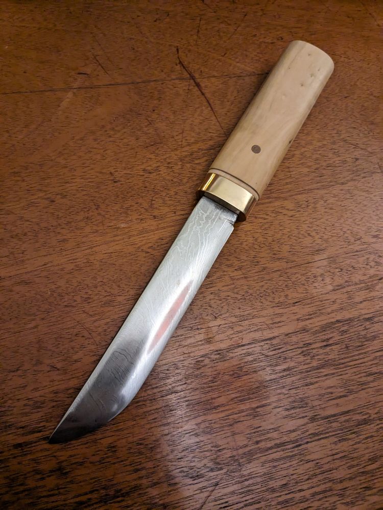 Damaskus steel knife with brass ferrule and box wood handle.