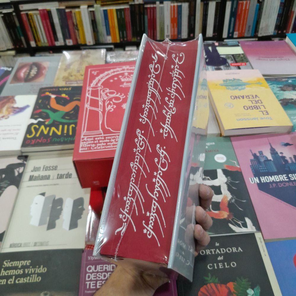 Tapa dura con sobrecubierta y cantos tintados