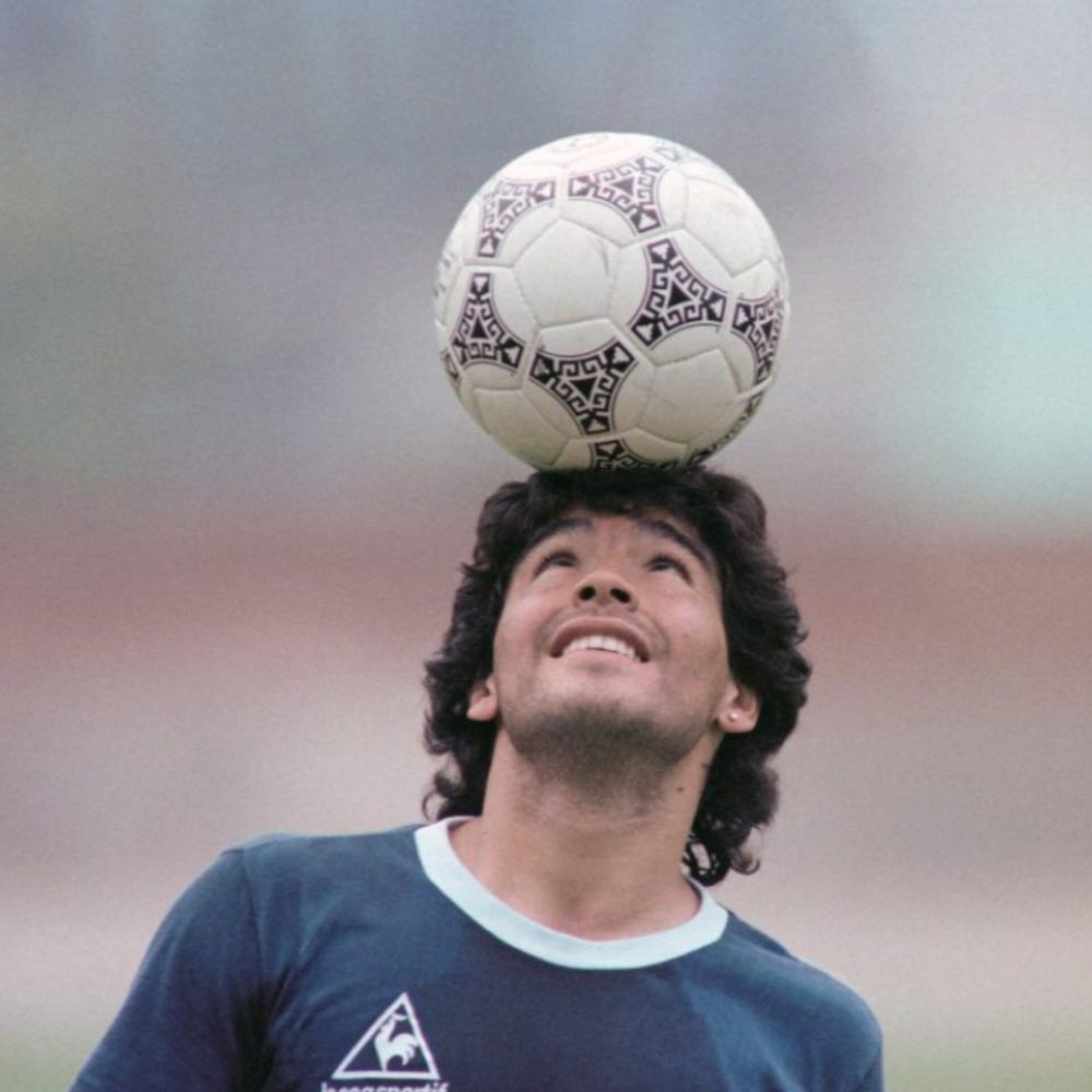 El mundo es redondo... como una pelota. Por eso Diego conquistó el mundo.